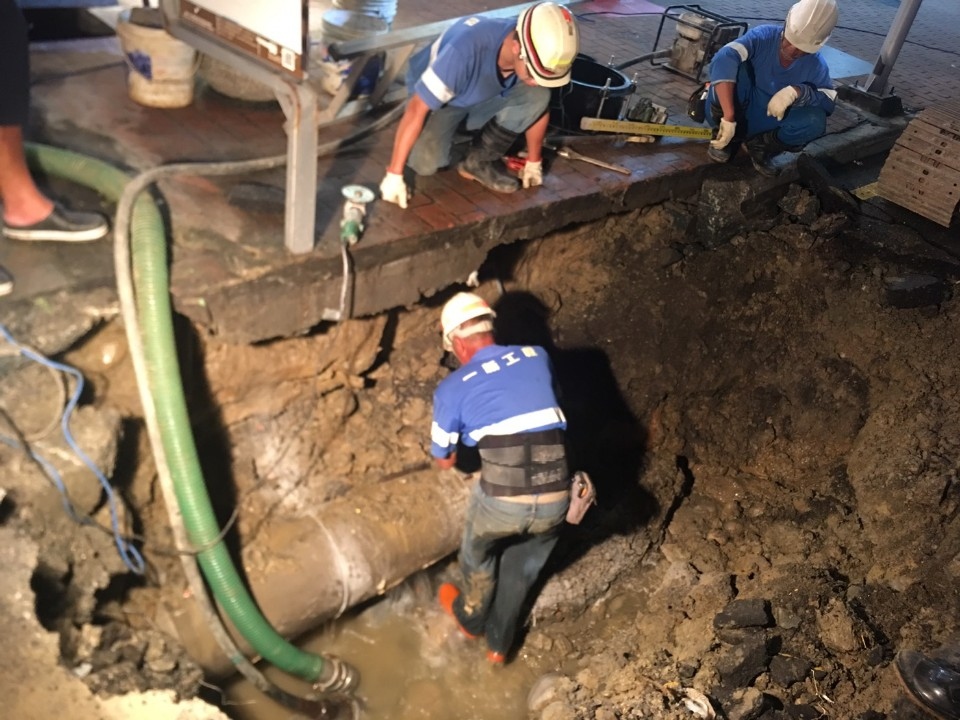 台灣大道近文心路口地下自來水管破裂　中市府促自來水公司儘速搶修。(記者林志強翻攝)